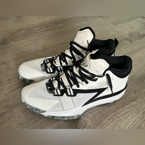 Nike Zion 1 White and Black Athletic Shoes size 16 - Picture 3 of 6